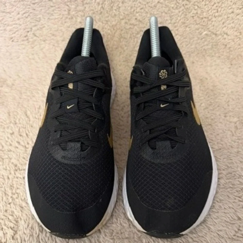 Nike Revolution 5 Kids Running Shoes Black Metallic Gold DN8207-002 Size 4.5Y